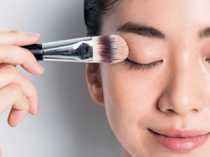 リキッドファンデーション×ブラシ塗りなら、薄づきなのにツヤ肌がかなう！