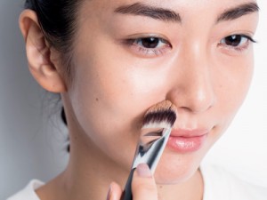 リキッドファンデーション×ブラシ塗りなら、薄づきなのにツヤ肌がかなう！