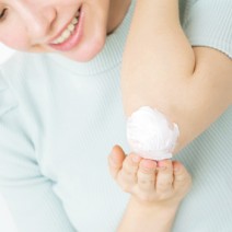 ちゃんとケアしている？黒ずみがないすべすべひじを作る方法