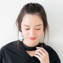 細くタイトなねじり前髪が新鮮＆スタイリッシュ！