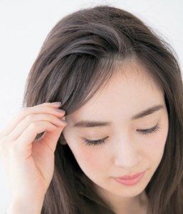前髪ハーフ残しスタイルでセクシー＆上品な印象に