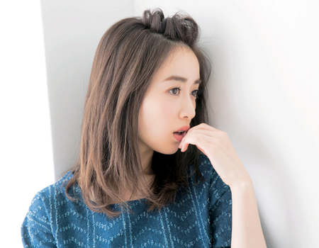 ストレートヘアは前髪の簡単アレンジで差をつけて