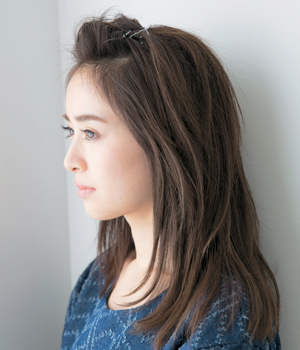 ストレートヘアは前髪の簡単アレンジで差をつけて