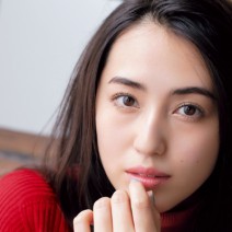 存在感たっぷりの漆黒まつげで作る“こなれメーク”