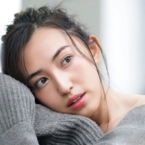マットな強めピンクの指塗りで春トレンドをいち早く先どり♡