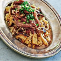 お肉とのコラボで食べ応えがUP 牛赤身肉ときのこのピラフ