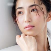 有村実樹さんが挑戦！ クールなエッセンスを含む青みピンクリップ