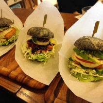 見た目も味もジャンキーなのに、実はとってもヘルシー！ 大満足ヴィーガン ハンバーガー！ 【六本木】