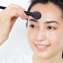 ポイントは下地で仕込むツヤ♪ パウダーファンデで抜け感のある肌へ