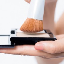 使わない手はない！ ブラシ×パウダーファンデーションで“すべすべツヤ肌”