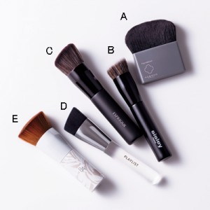 すべすべツヤ肌をつくるブラシ×パウダーファンデーション