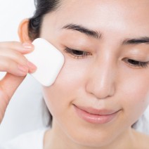 付属のスポンジは持ち方がポイント！パウダーファンデで軽やかすっぴん肌仕上げ♪