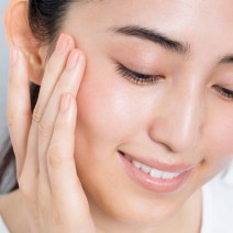 ポイントメークでツヤ顔に♡ パウダーファンデーションにはクリームタイプのポイントメークアイテムをプラス
