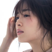 リフトアップ効果も狙える☆ 春はサーモンピンクのチークで決まり！