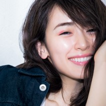目尻にポン！で一気にトレンドメイク！フューシャピンクのアイシャドウを使ったメイクテクニック
