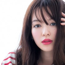 甘くなりすぎない“イチゴピンクカラー”が主役のメイクで、女っぽいこなれ顔に♡