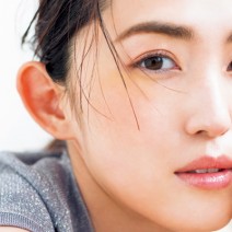 個性的になりすぎない「ゴールドイエロー」なら、大人女子にもぴったり♡