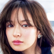 甘いかわいさとは一線を画す、青みピンクメイクが大人おしゃれ♡