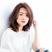 毛先が軽いゆるふわパーマで、大人かわいい春ヘアに