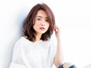 【ミディアム×ゆるふわパーマ】毛先が揺れる大人かわいい旬ヘアに