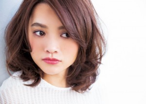 大人かわいい毛先が軽いゆるふわパーマのミディアムヘア