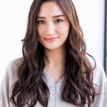 この春は旬の波打ちパーマで華やかさをプラス！