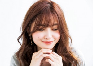 透け感バングで大人かわいい色気を演出するロングヘア
