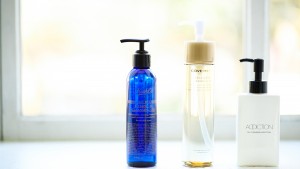 肌の黒ずみが気になる部分をクレンジングオイルで乳化する