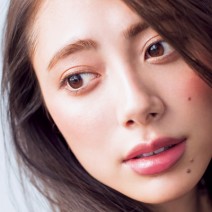 大人の女性らしい血色感とツヤを出すなら、ベージュ系チークがマスト！
