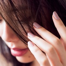 今年の春は、ほんのりモードな“くすみ色ネイル”がトレンド！