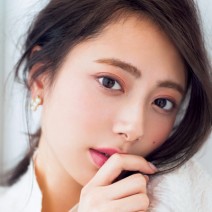 優しげな目元を作るのに欠かせないオレンジブラウンのアイシャドウ