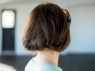 ロングヘアをスカーフを使ってボブ風に