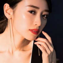 照明まで計算して！ 意味ある赤リップでいい女を演出！