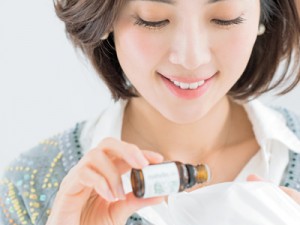 長時間フライトに！ アロマオイルで肩や首のこりをケア