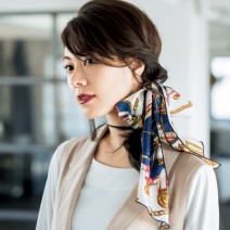 スカーフを使っておしゃれ度アップ！ ひとつ結びヘアアレンジ