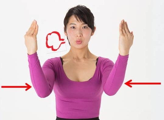 気になる背中や脇のはみ肉をとって、美乳+小顔になれちゃう「こがおっぱい」メソッド２－オフィス編