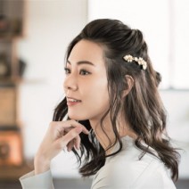 ミディアムヘアにおすすめ！ キラキラコームを使った上品＆こなれ感ヘアアレンジ