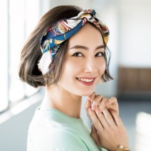 シーンを選ばない！ 華やかスカーフを使ったトレンドヘアアレンジ