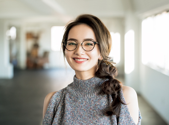 オフィスに居たら癒される！ゆるヘアアレンジ×めがねスタイル