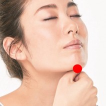 頬のむくみケアに！自宅で簡単にできちゃう“こぶしカッサ”
