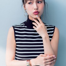 ベーシックカラーも“きらめき増しのミラー風ネイル”で夏仕様！
