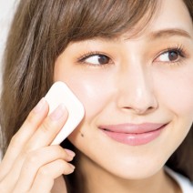 ランチタイムも気を抜かず、保湿＆UVカットで白肌をキープ！