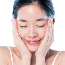 潤いに満ちた透明美肌に導く！ 肌タイプ別おすすめ化粧水＆乳液
