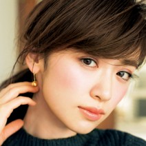 透け感ベージュリップで、洗練きれいめ顔に！