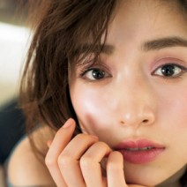 幅広モーヴシャドウで、抜け感モード顔に！