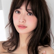 チークは高めの位置に入れて、派手めの顔だちをあどけなく演出♡