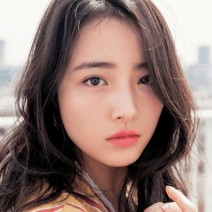 オレンジツヤリップをオーバー気味に塗ってふっくらリップに♡