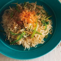 おつまみ的1品！満腹感も◎なピーマンとジャコの白滝パスタ～深夜ごはん～