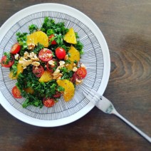 美容エディター・門司紀子のToday’s SALAD #1「ケールとオレンジ、ミニトマトのバルサミコサラダ」