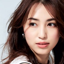 薄膜なのに高発色！たっぷりのツヤリッチルージュ